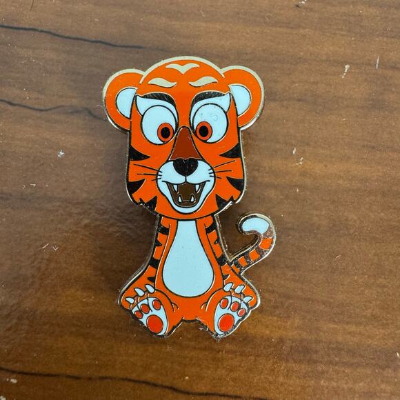 SEE PHOTO Veefriends Road to Veecon Tremendous Tiger Green Ice Super Sticker+Pin - Picture 3 of 12